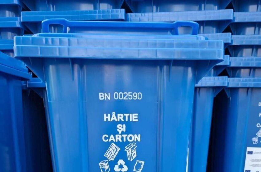  Luni,  20 octombrie 2025, se colectează pubela albastră pentru deșeurile reciclabile din hârtie și carton din Comuna Budacu de Jos