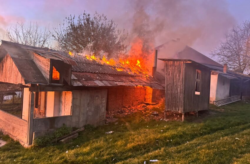  Incendiu în această dimineață la acoperișul unei case de locuit din Năsăud