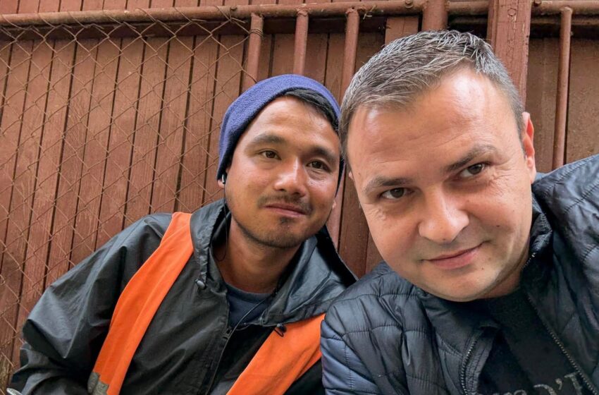  Mii de oameni au apreciat o poză cu un nepalez care muncește în Bistrița: O fotografie care spune o poveste
