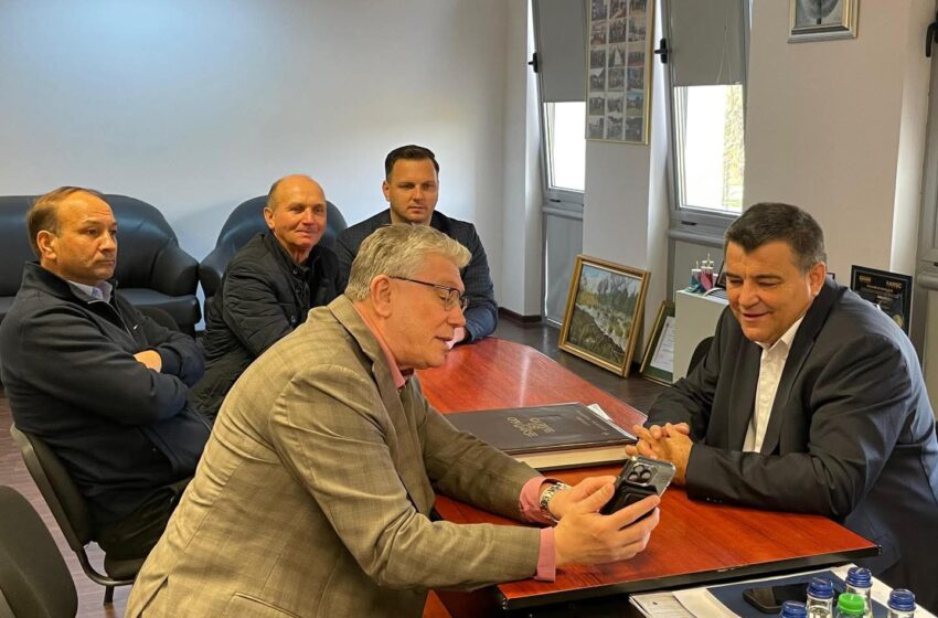  Vizită a Pastorului Cristian Ionescu la Primăria Beclean. FOTO