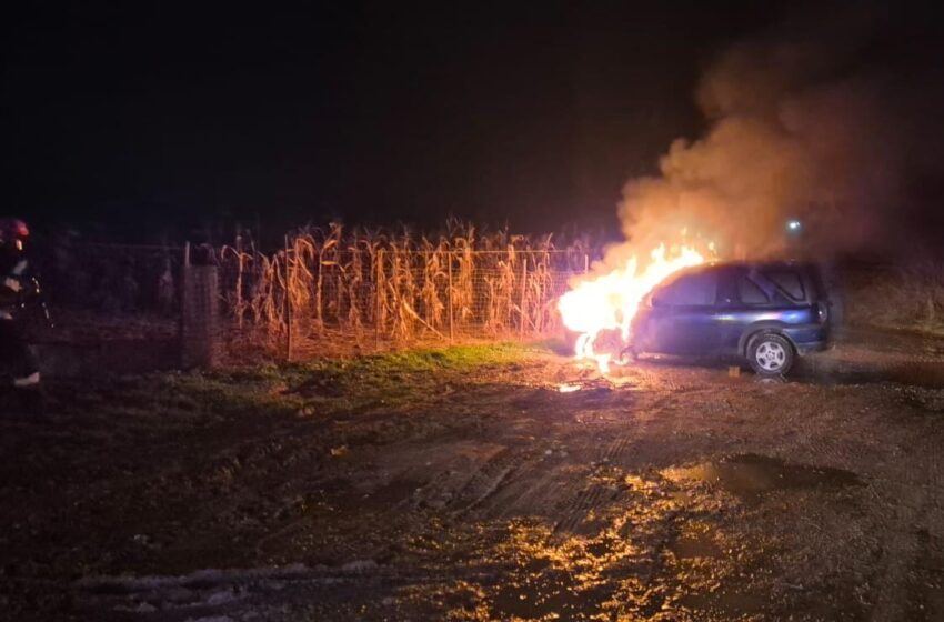  Incendiu izbucnit la un autoturism în Beclean