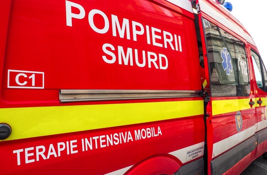  Intervenție SMURD la Teaca, după ce un bărbat a căzut de pe un vehicul de salubritate