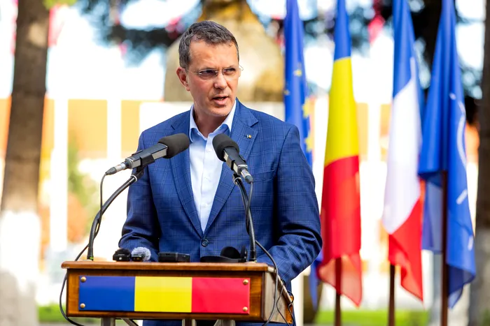  Ministrul Apărării, Ionuț Moșteanu, a demisionat. Decizia a fost luată după scandalul privind studiile sale