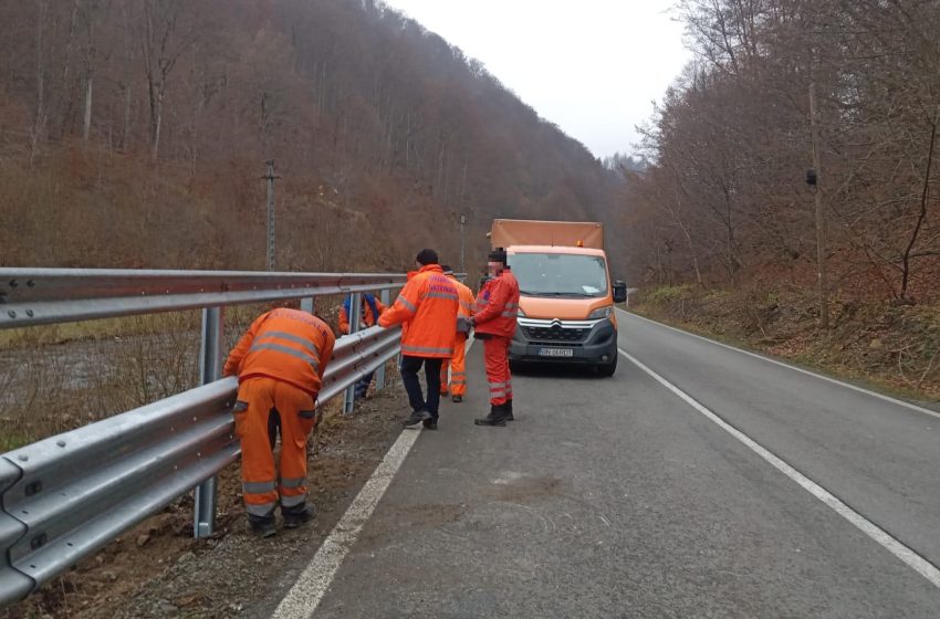  Siguranță sporită pe DN 17C! Noi parapete metalice montate între Fiad și Romuli. FOTO