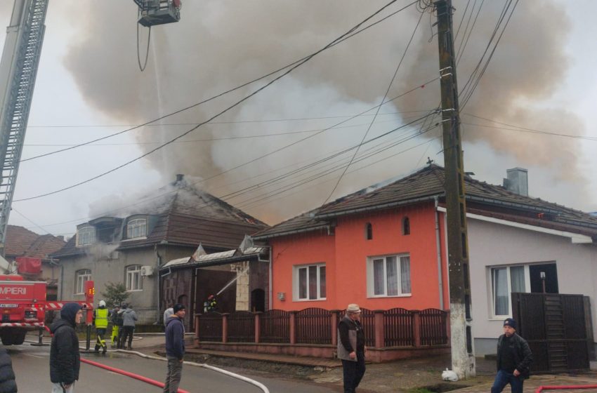  Comuna Dumitrița: 550 de metri pătrați afectați de incendiul de la Budacu de Sus. Flăcările au distrus acoperișurile a două case de locuit, pe o suprafață de peste 350 mp, precum și un complex de anexe gospodărești
