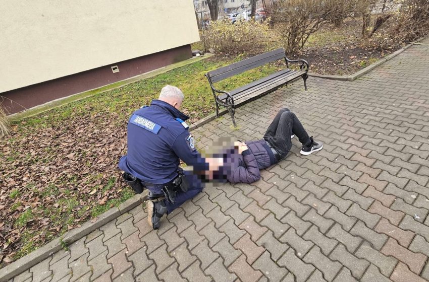  BISTRIȚA: Intervenție promptă a jandarmilor pentru salvarea unui tânăr căzut pe strada Andrei Mureșanu