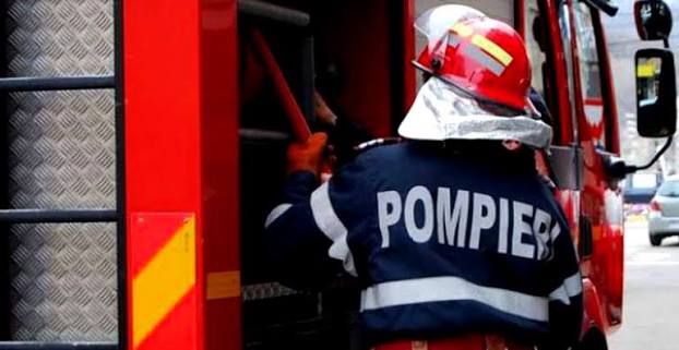  Incendiu la Sângeorzu Nou: acoperișul unei locuințe, cuprins de flăcări