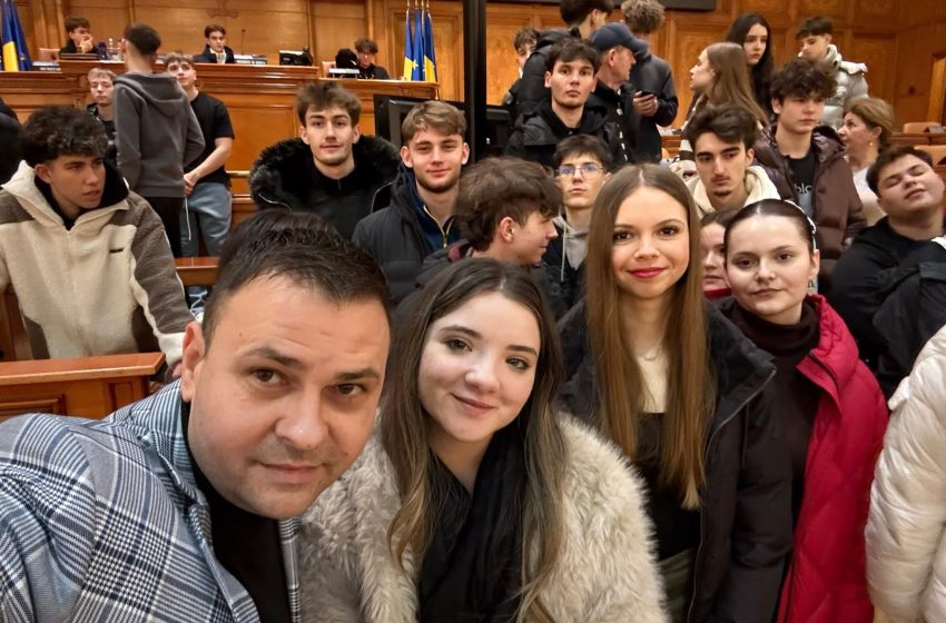  Elevii de la CN „Andrei Mureșanu” însoțiți de deputatul Daniel Suciu la vizita în Parlamentul României. FOTO