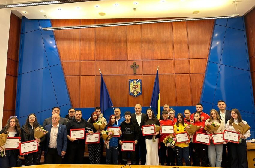  Excelența răsplătită în Bistrița-Năsăud.  Elevii de top și campionii județului, premiați pentru performanțele anului 2025. FOTO