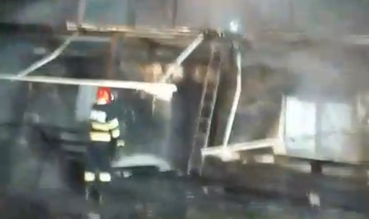  Flăcări devastatoare la Telciu: gospodărie cuprinsă de incendiu, două femei transportate la spital
