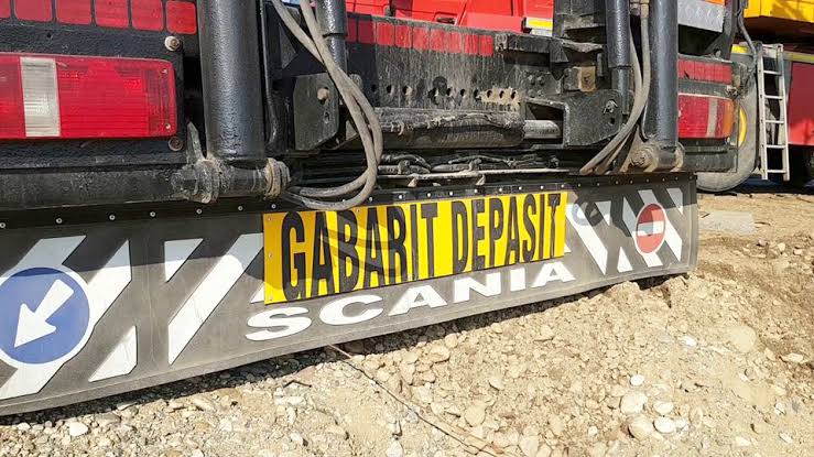  Opt transporturi agabaritice pornesc din Beclean spre Cluj-Napoca. Șoferii, atenționați în trafic