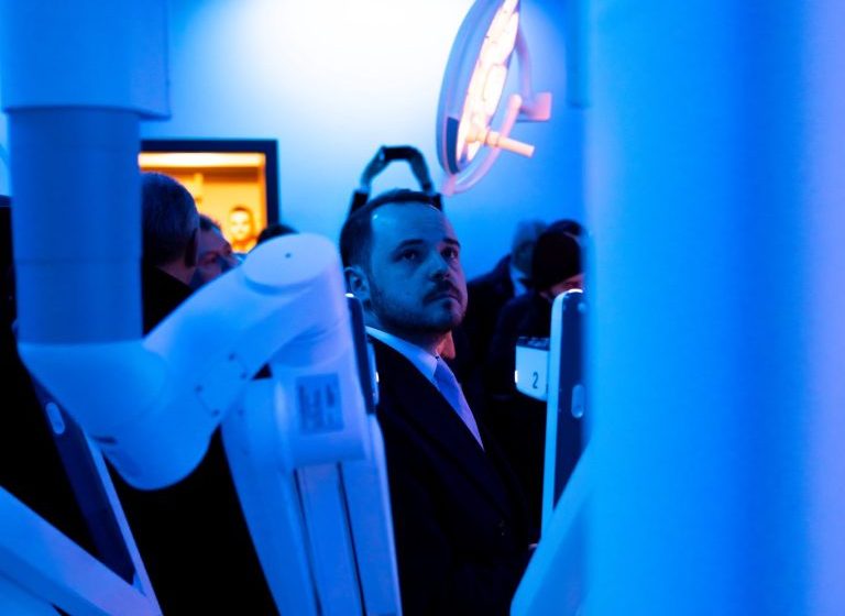  Premieră absolută în sistemul medical de stat din România! SCJU Bistrița devine singura unitate de stat din țară care va deține doi roboți chirurgicali DaVinci. Noua consolă permite efectuarea unei operații de la distanță