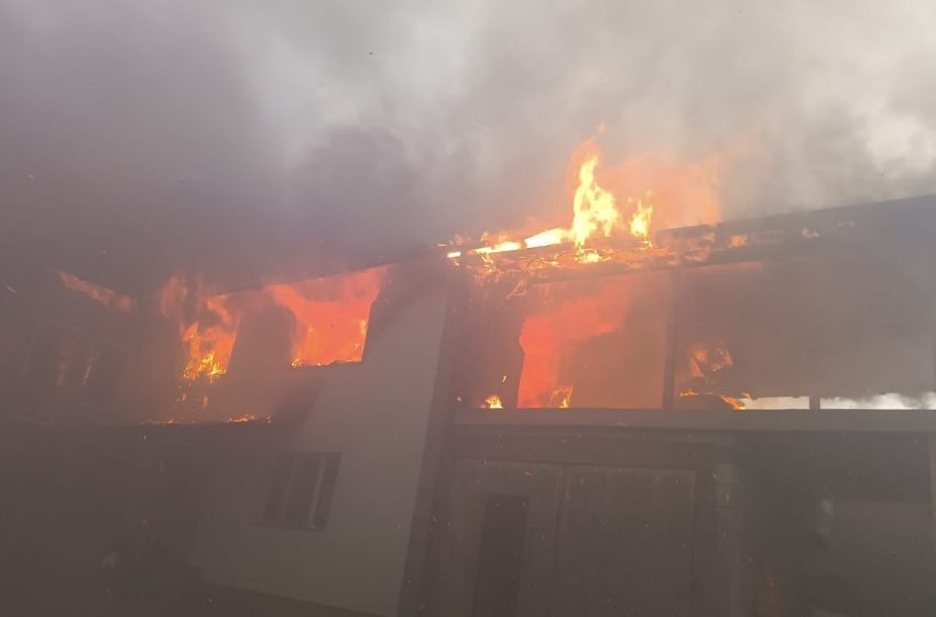  Seara Ajun de Crăciun marcat de flăcări la Rodna: o locuință grav afectată, o persoană cu atac de panică