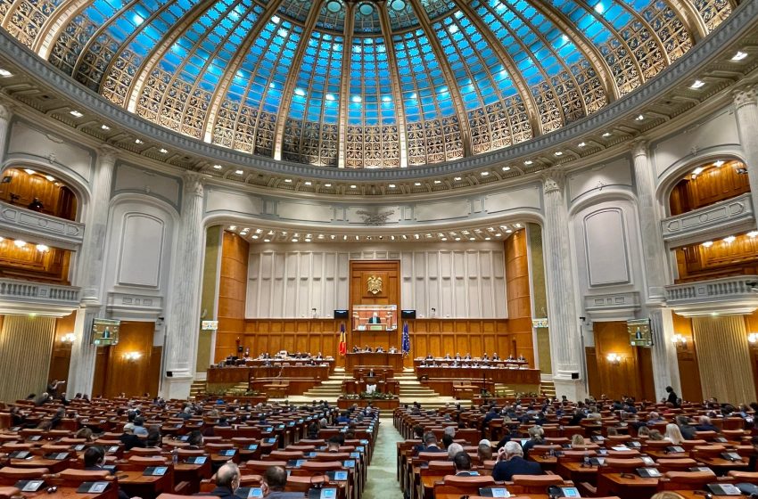  Parlamentari muți, lefuri uriașe: un an de tăcere plătit din bani publici