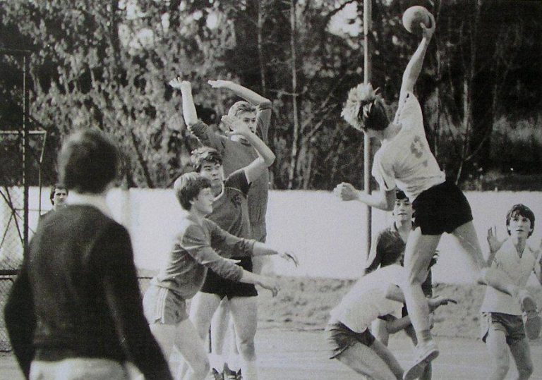  Handbalul bistrițean în iarna 1958-1959: 100 de elevi practicau handbalul în ”11” în cadrul unei secții dedicate acestui sport și se antrenau într-o sală încălzită cu sobe în care se ardea lemn. În echipa de băieți juca atunci și Victor Ciocan