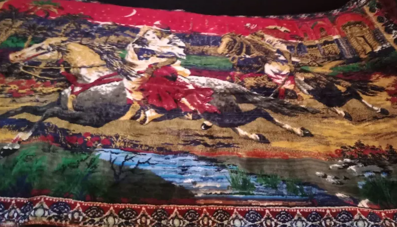  Faimoasa carpetă RĂPIREA DIN SERAI a revenit în atenția colecționarilor de artă sau a nostalgicilor. Prețul pe site-urile de vânzări a ajuns la 5.000 de lei