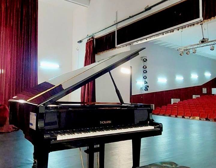 NĂSĂUD: Casa de Cultură LIVIU REBREANU a fost dotată cu sisteme de sonorizare, lumini dar și multe instrumente muzicale