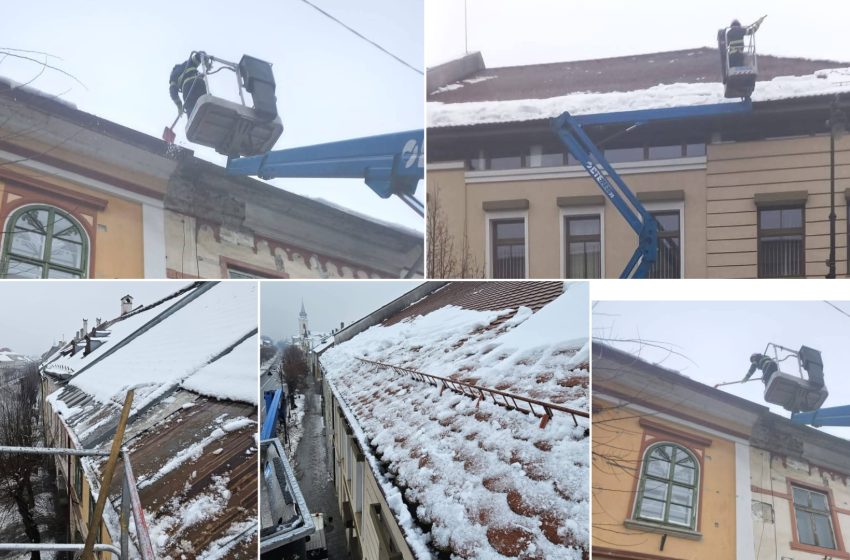  Angajații SVSU Bistrița au îndepărtat zăpada de pe acoperișuri pentru siguranța cetățenilor