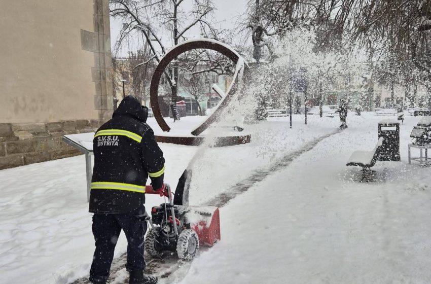  Bistrița, în alertă de iarnă: Deszăpezirea începe din zori pentru siguranța elevilor