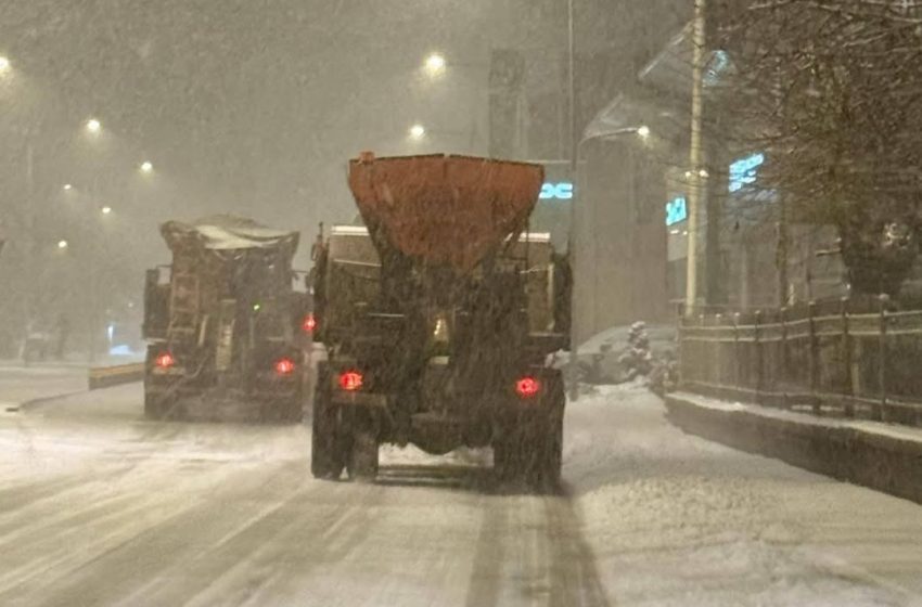  Bistrița sub asediul iernii: peste 1.700 km deszăpeziți într-o singură noapte. Intervențiile continuă non-stop