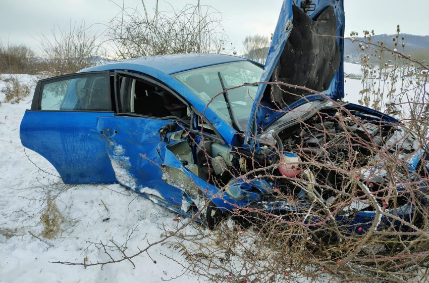  Impact violent la ieșirea din Teaca: autoturism și tractor implicate într-un accident. Trei persoane, transportate la spital. FOTO