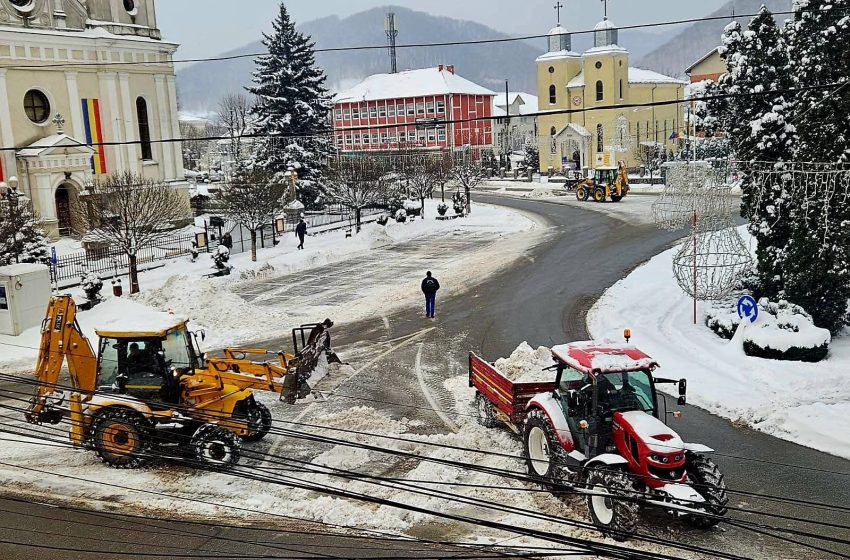  Năsăud: Intervenții de peste 36 de ore pentru deszăpezirea arterelor și trotuarelor