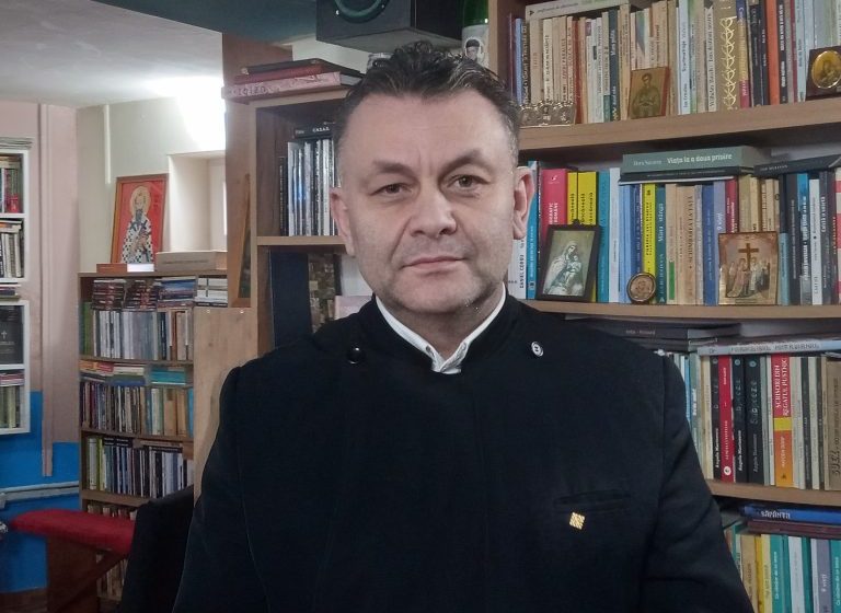  VIDEO-INTERVIU: Biblioteca din Biserică! Părintele Viorel Creța a adunat peste 10.000 de cărți și tablouri și a deschis o bibliotecă de cartier