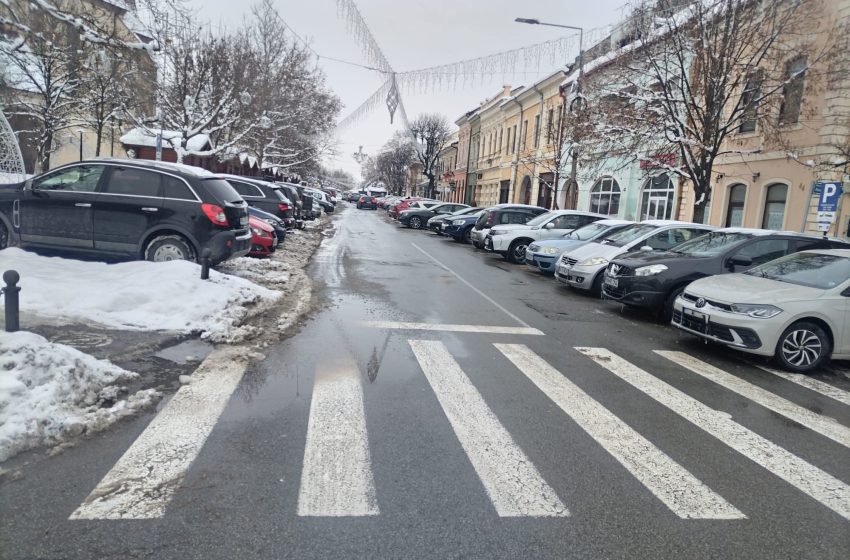  Bistrița: Parcările din centrul orașului, eliberate până la ora 18.00. Urmează deszăpezirea completă