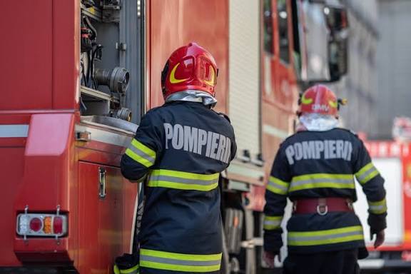  Incendiu la Maieru: intervenție rapidă a pompierilor, două persoane și un câine salvați