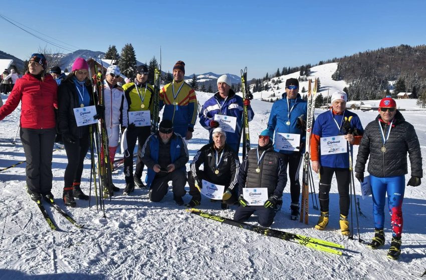  Pasiune fără vârstă pe schiuri. Veteranii schiului fond, reuniți la Piatra Fântânele. FOTO