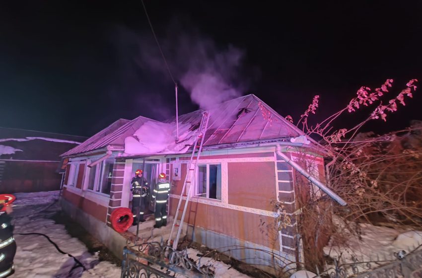  Incendiu la o locuință din Dobric: intervenție de 3 ore a pompierilor