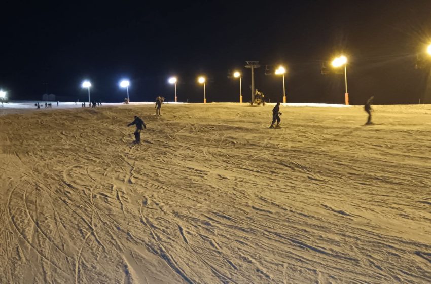  Pârtia Cocoș intră în nocturnă luni. De marți, schi în program complet