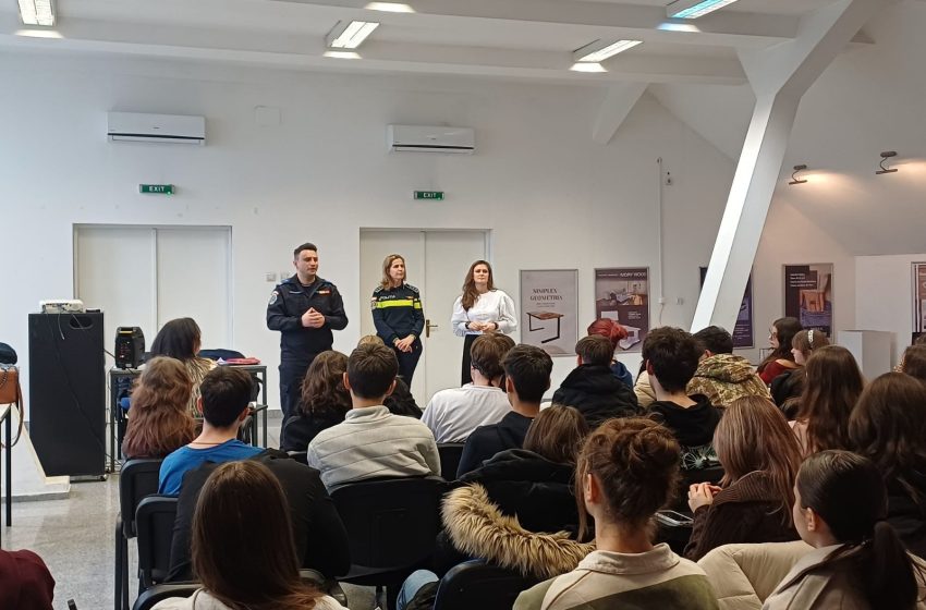 Jandarmii bistrițeni, alături de elevi pentru promovarea nonviolenței în școli. FOTO