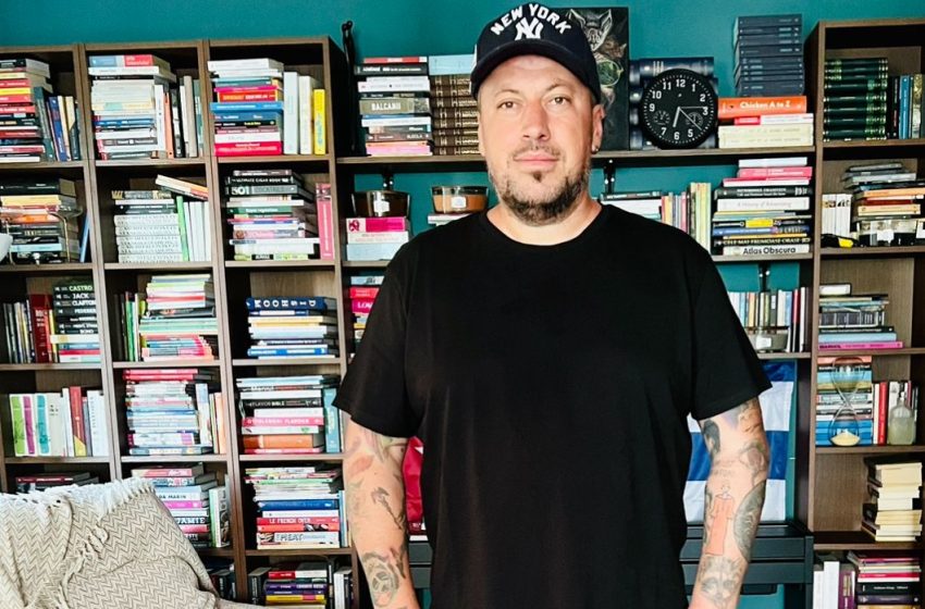  LIVIU ALEXA (Strict Secret): Sextorcarea homo şi bisexualilor este noua/vechea paradigmǎ prin care România e condusǎ spre dezastru. O analizǎ pe care societatea o evitǎ