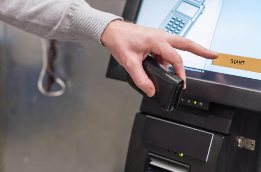  Nouă metodă de înșelăciune prin aparate de tip self-pay; un tânăr din Galați, reținut