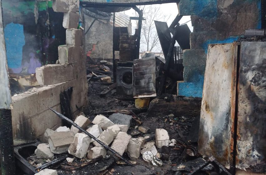  Comunitatea din Buduș, unită în fața încercărilor, după incendiul devastator din noaptea trecută. FOTO