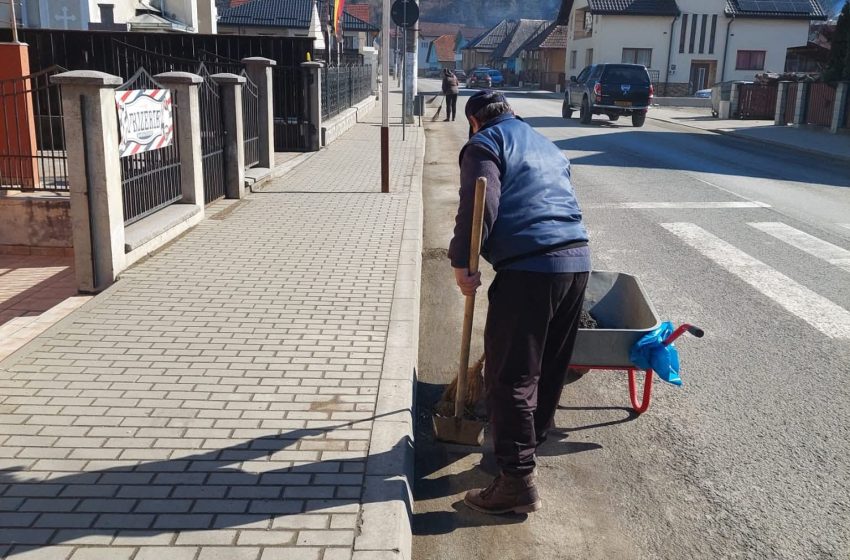 A început Curățenia de primăvară pe străzile din Sângeorz-Băi. FOTO