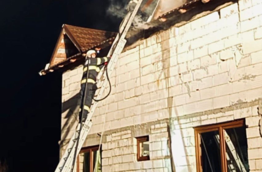  Incendiu la acoperișul unei case din Florești. FOTO