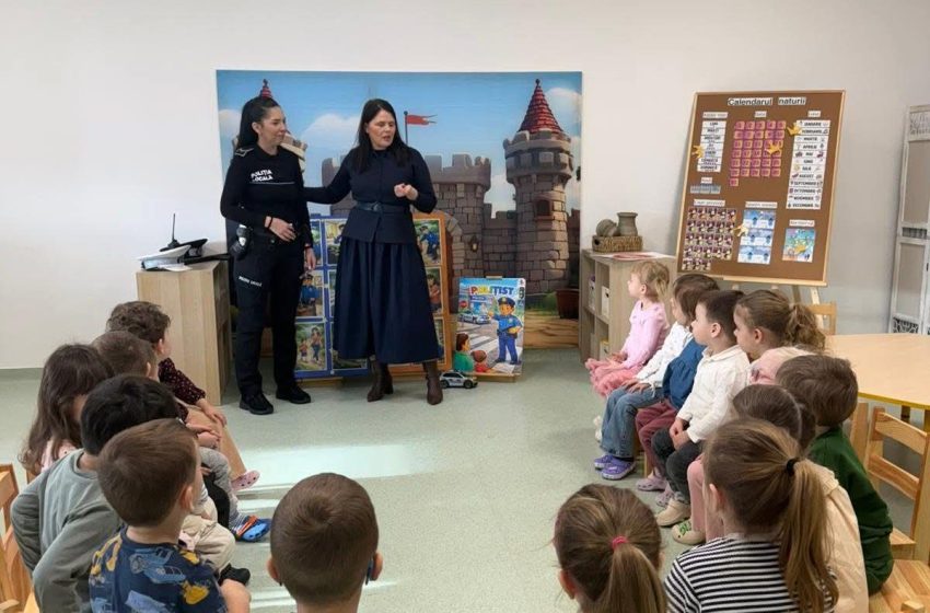  Lecție de siguranță predată cu zâmbetul pe buze: Poliția Locală Bistrița, alături de prichindeii de la Grădinița LOGOS