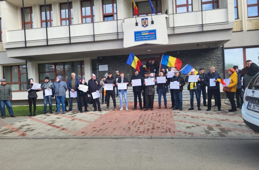  Protest AUR în fața Prefecturii Bistrița-Năsăud împotriva majorării taxelor locale