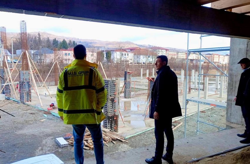  Lucrările au reînceput în forță! Complexul Sportiv Multifuncțional din Năsăud prinde din nou viață. FOTO