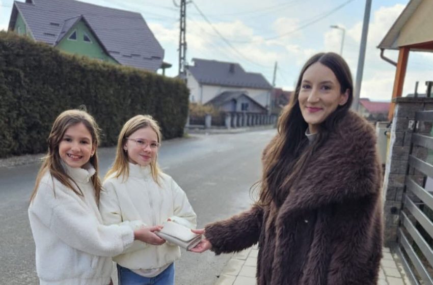  Lecție de onestitate la doar 10 ani: două fetițe din Beclean au impresionat o comunitate întreagă. FOTO