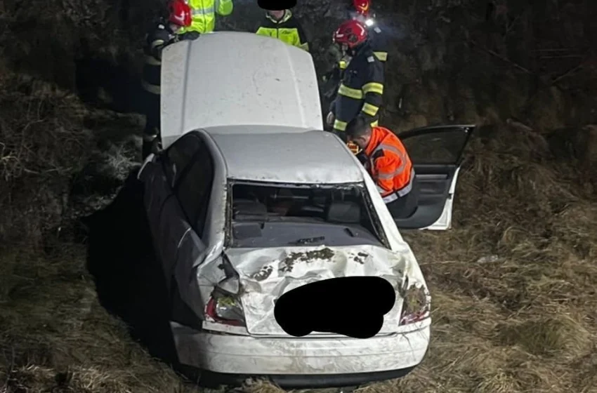  Accident rutier la Feldru. Două persoane au ajuns la spital după răsturnarea unui autoturism