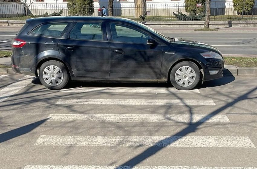  Trecerea de pietoni nu e loc de parcare! Amendă pentru un șofer care a blocat „zebra” în Bistrița. FOTO