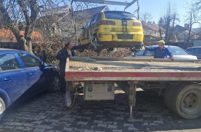  Primăria Bistrița ridică mașinile abandonate de pe domeniul public. FOTO