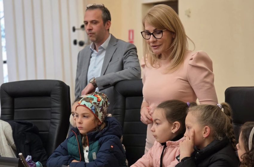  Primăria, privită prin ochii copiilor: Lecție de civism și implicare pentru elevii din Bistrița. FOTO