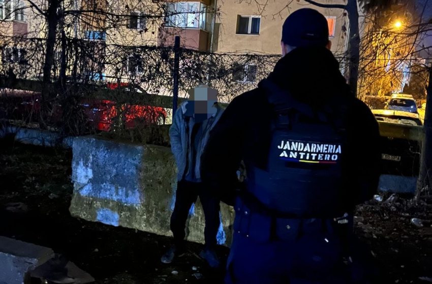  Bărbat de 62 de ani găsit de jandarmi lângă calea ferată – a fost transportat la Centrul de Cazare a Persoanelor fără Adăpost. FOTO