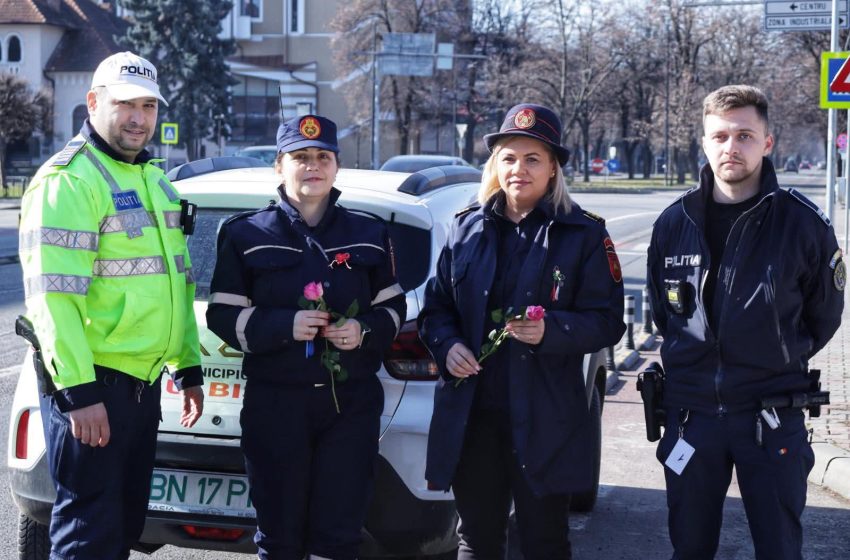  Polițiștii din Bistrița au oprit traficul… pentru flori de 1 Martie! FOTO