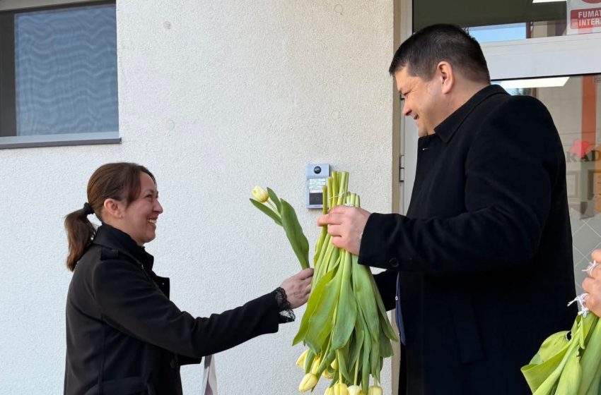  Primarul Cătălin Bota a dăruit flori doamnelor si domnișoarelor din Sângeorz-Băi. FOTO