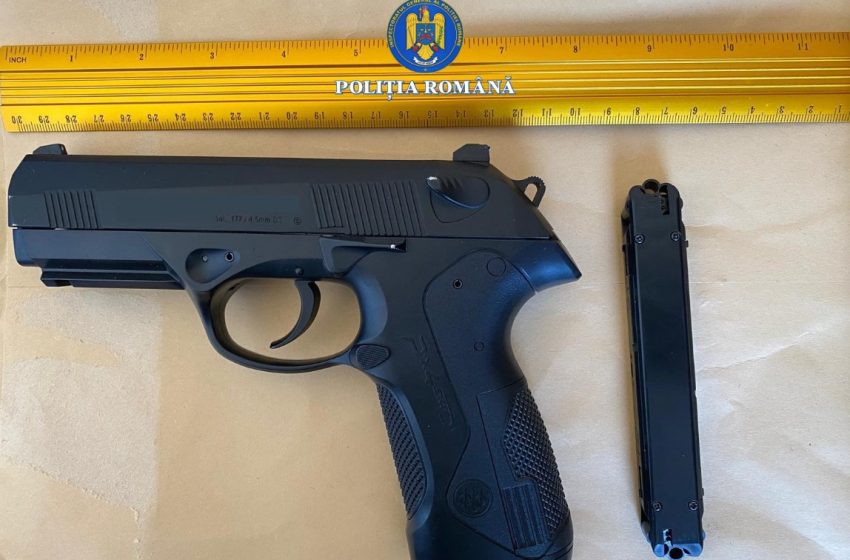  Un tânăr de 21 de ani din județul Bistrița-Năsăud a ajuns în spatele gratiilor pentru 24 de ore. El a adus ilegal un pistol din Germania și a tras cu el